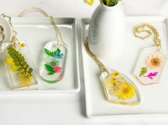 اکسسوری رزینی با گل خشک